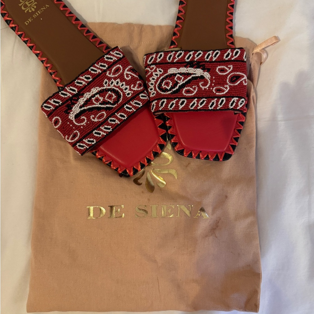 De siena red paisley print sandals